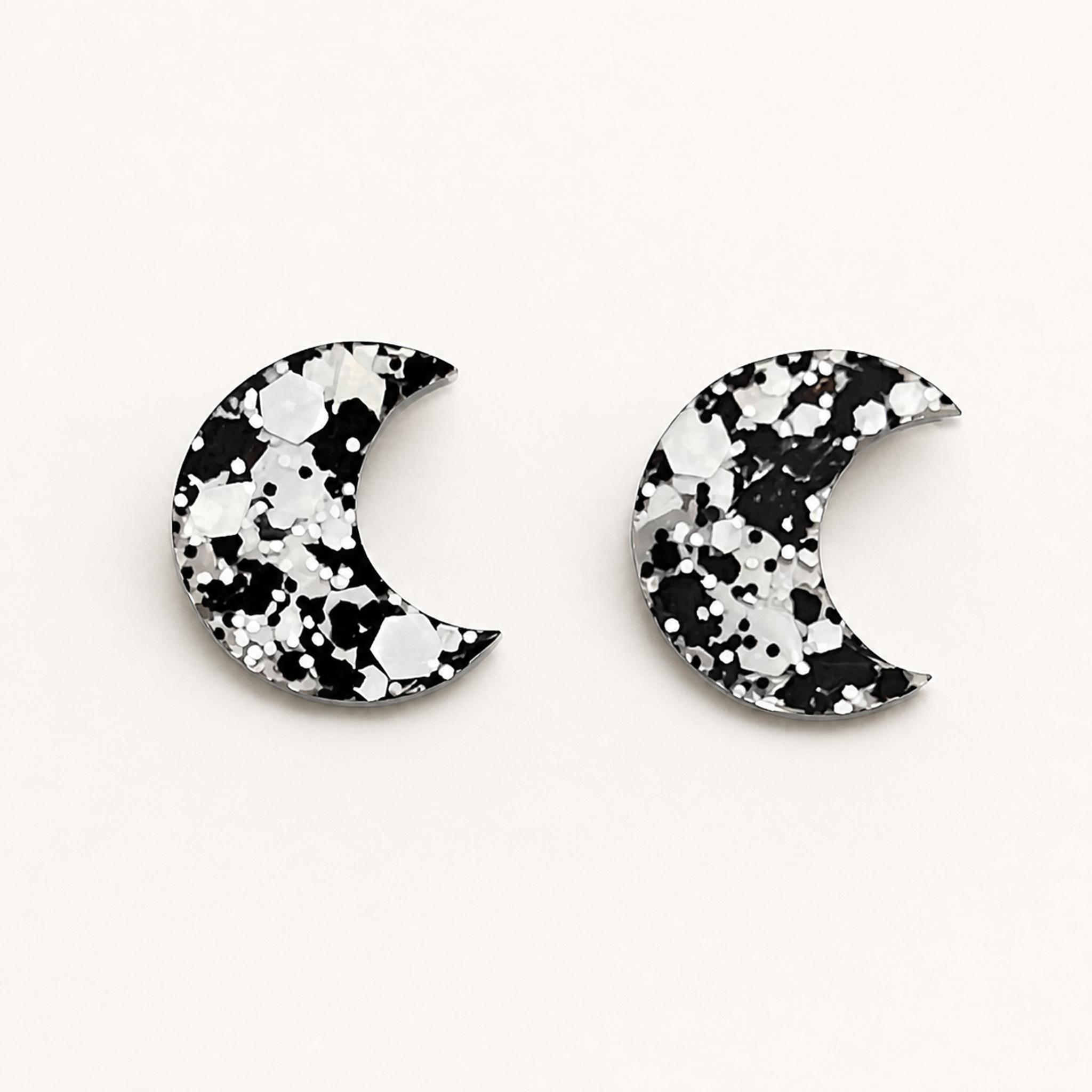 PF-BLACK-WHITE-MOON-RESIN-EARRINGS detail image