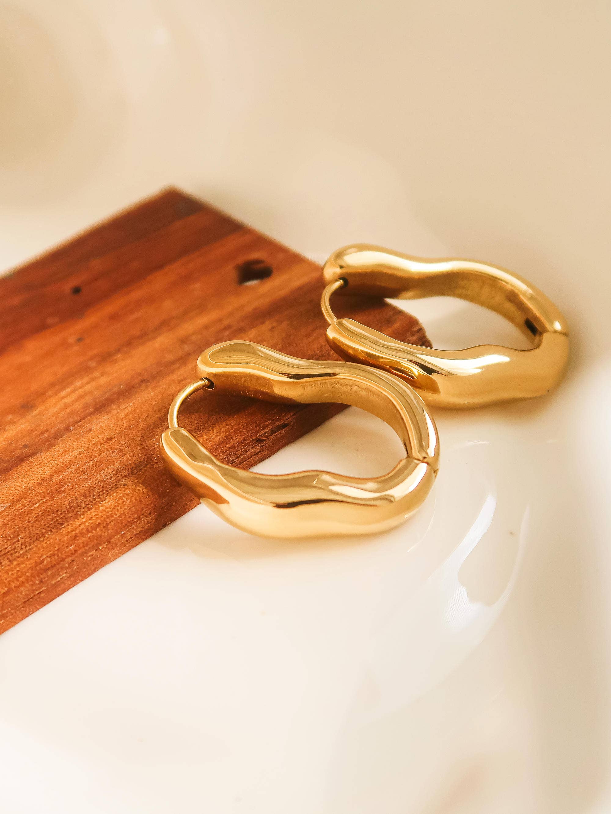 darcy oval hoop gold 02
